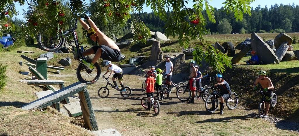 LETNÍ TRIALOVÝ KEMP HAMRY NAD SÁZAVOU Již neodmyslitelná součást letních prázdnin, kemp v Hamrech, bývá využíván k tréninku mládeže a přípravě reprezentace dospělých. Kemp se konal od středy 24.