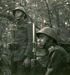 Kapitola 2 Květnová ostraha hranic Mimořádná vojenská opatření v květnu 1938 a jejich důsledky pro obranu Československé republiky Příslušníci hraničářského praporu 1 České družiny momentka z