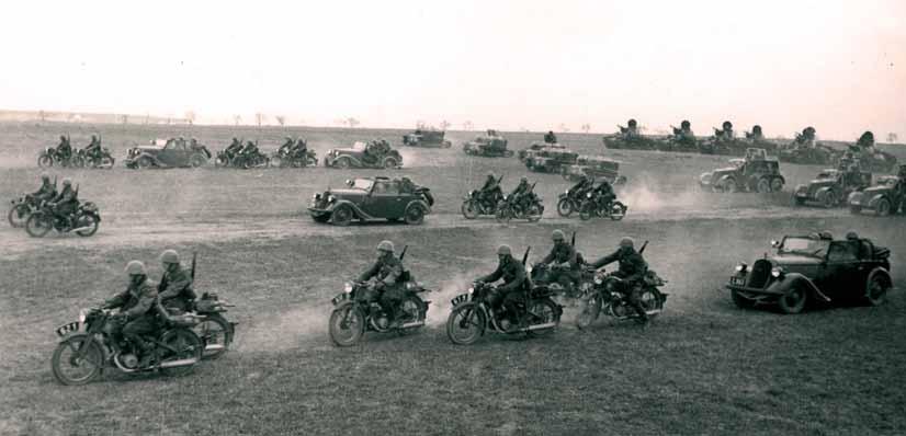 Květnová ostraha hranic Reprezentativní ukázka vozového parku pluku útočné vozby 1, jehož posádka se nacházela v Milovicích (1938).