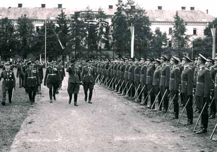 Kapitola 3 Slavnostního vyřazení nových poručíků z Vojenské akademie v Hranicích na Moravě z 14. 8. 1938 se zúčastnili i nejvyšší představitelé čs. vojenské správy.