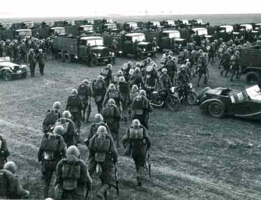 Kapitola 3 Nedílnou součást čs. stálého opevnění tvořil důmyslný systém stálých protipěchotních a protitankových překážek (1938) Motorizovaná pěchota, jeden ze základních prvků 1.