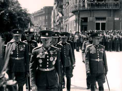 Kapitola 3 Trojice mužů, jejichž rozhodování mělo pro obranu Československa v září 1938 mimořádný význam. V popředí arm.gen. Sergěj Vojcechovský, v září 1938 velitel I. armády, vlevo za ním brig.gen. Karel Kutlvašr, jenž ve stejné době velel 35.