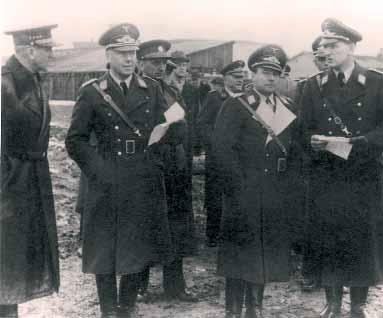 materiálu okupantům. Generál Ernst Udet, generální zbrojmistr nacistické Luftwaffe, při prohlídce prostor Vojenského technického a leteckého ústavu v Praze-Letňanech.