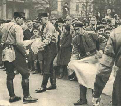 Kapitola 3 S likvidací demokratického pořádku v Německu souviselo od ledna 1933 i mýcení symbolů předcházejícího období. Příslušníci SA hanobí vlajku Výmarské republiky.