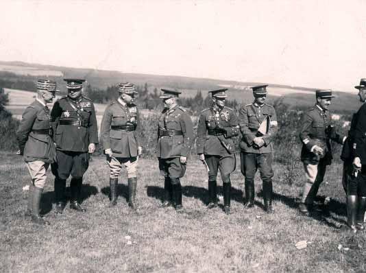 Československo v průsečíku aliancí Evropě. Francouzský generál předpokládal, že na počátku války vzniknou dvě autonomní válčiště jedno ve střední a druhé v západní Evropě.