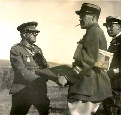 Kapitola 4 Arm.gen. Krejčí diskutuje se zástupci francouzské armády během závěrečných manévrů čs. armády v roce 1934 Arm.gen. Ludvík Krejčí (zcela vpravo) a arm.gen. Jan Syrový (zcela vlevo) v neformálním rozhovoru s generálem Gamelinem (druhý zleva) a Faucherem (zády) na závěrečných cvičeních čs.