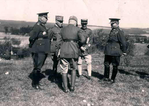 Výstavbu kvalitních ozbrojených sil dále zkomplikovala skutečnost, že v roce 1923 byla vojenská služba, trvající do té doby 24 měsíců, zkrácena na 18 měsíců.