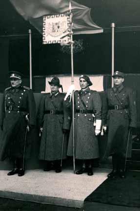 Kapitola 5 Nástup revizionizmu v Evropě Vznik Nejvyšší rady obrany státu v letech 1932 1933 a její činnost do roku 1935 Příslušníci Hradní stráže se standartou prezidenta republiky při přehlídce,