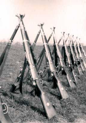 Kapitola 7 Prostředky pro obranu republiky Východiska materiální výstavby československé armády z let 1932 1935 Materiálně-technickou problematiku armády je možné ve vymezené době rozlišovat na dvě