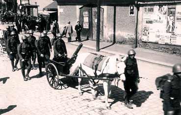 Kapitola 8 Pochod minometné čety hraničářského praporu 2 Rota nazdar, vyzbrojené 9cm minomety vz. 17 (1935) Na snímku 7,5cm horský kanon vz.