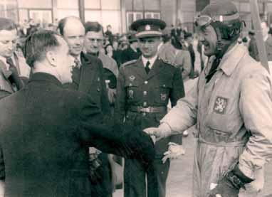 Zde zveřejněný snímek dokládá přítomnost příslušníka sovětského letectva (stojící zcela vlevo v plášti) na spojovacím cvičení leteckého pluku 4 na letišti v Hradci Králové.