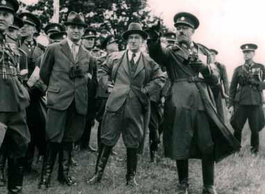 Kapitola 3 Nároky obrany státu Opatření pro růst počtu důstojníků a rotmistrů Prezident republiky a vrchní velitel čs. branné moci dr. Edvard Beneš soustředěně naslouchá výkladu velitele IV.