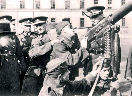 Edvard Beneš zvolen druhým prezidentem Československé republiky, shlédl 25. března 1936 v areálu Štefánikových kasáren v Praze na Smíchově ukázková cvičení, připravená silami pluku.