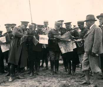 Jak a čím se bránit Náčelník Generálního štábu francouzské armády Maurice Gustav Gamelin byl nejdůležitějším hostem čs. vlády a vojenského velení v době závěrečných cvičení čs. armády v roce 1934.