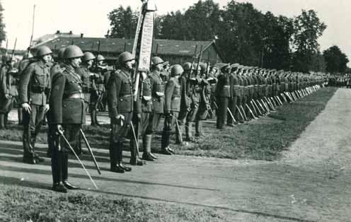 Těsná pouta strategického obklíčení důstojnického sbo ru útvarů hospodářské služby (proviantní sklady apod.) a vojenských nemocnic. Náklady na nové vojáky z povolání měly činit asi 115 mil. Kč.