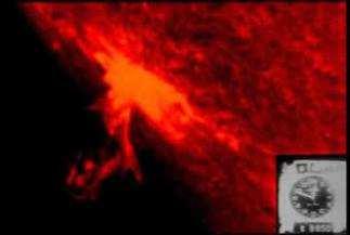 Sluneční erupce Sluneční erupce jsou obrovské exploze na povrchu Slunce. Při erupci se uvolňuje okolí velké množství vysokoenergetických částic, které vnímáme jako radiaci.