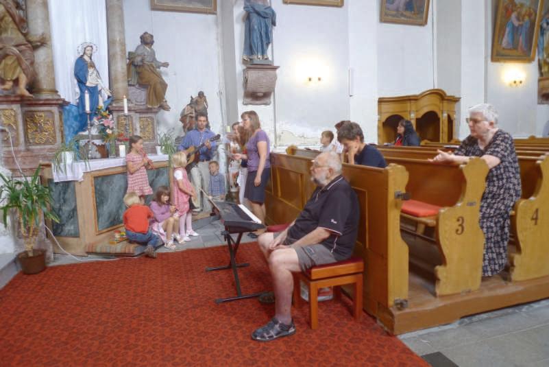 Společenská kronika J ubilea v srpnu: Lukášová Božena 86 let : Moravíková Marie 81 let J irák Zdeněk 80 let J aroš František 70 let Kocian Rudolf 70 let Vaculík Otakar 82 let Honešová Ilona 84 let