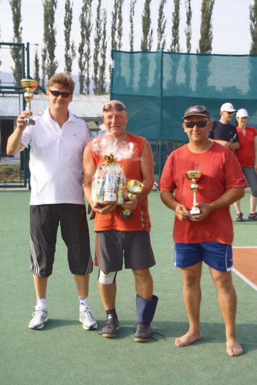 Nohejbalový turnaj trojic "O pohár starosty" V sobotu dne 28. července se na víceúčelovém areálu v Domašově uskutečnil již V. ročník turnaje v nohejbale tříčlenných družstev O pohár starosty obce.