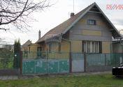 kuchyní, skleník, dvůr a zahrada s několika ovocnými stromy. Celý pozemek má výměru 754 m2.