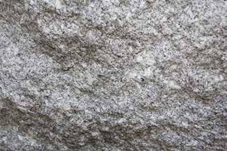 Třebíčský masív je se svými 500 km 2 největším tělesem těchto hornin na světě. Kraví hora Nachází se v rozsáhlém tělese vyvřelých hornin o rozloze 3200 km 2, zvaném středočeský pluton.