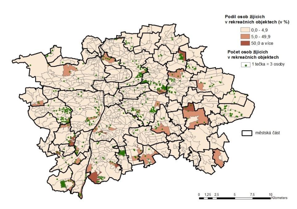 Celkově podle ekonomické aktivity byly v počtu osob bydlících v rekreačních objektech téměř rovnoměrně zastoupeny osoby ekonomicky aktivní (16,7 tis. osob) 