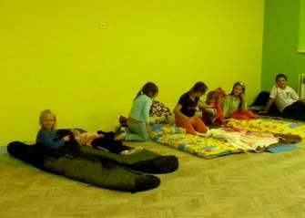úspěch. Nakonec jsme si rozdali sladké odměny a malou plyšovou dýni na památku. Všem se hodina líbila a s úsměvem na tvářích jsme se rozešli domů.