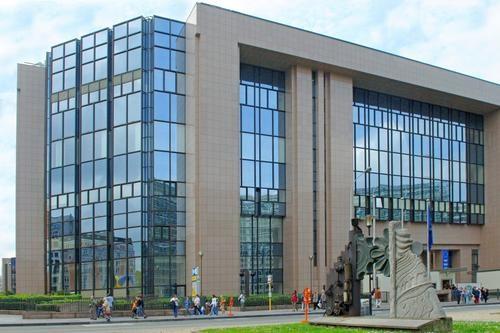 Rada EU Rada EU zastupuje zájmy členských států EU a funguje na mezivládním principu. Je to legislativní a výkonný orgán, který může rozhodovat o všech otázkách integrace.