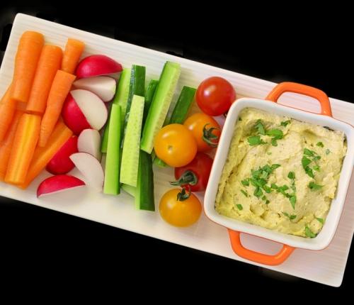 Avokádový hummus 1 plechovka předvařené cizrny 2 avokáda 50 ml citronové šťávy 5 minut 3 lžíce olivového oleje 1 stroužek česneku 50 g tahini 0 minut špetka soli pepř 1.