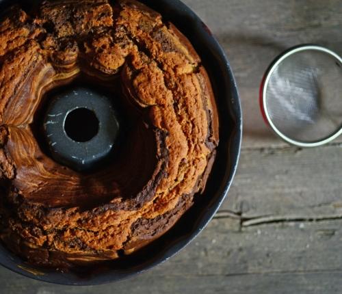 Bábovka s arašídovým máslem 6 bílků špetka soli 180 g ovesné mouky (rozmixované ovesné vločky) 20 minut 1 lžíce kukuřičného škrobu 1 lžička prášku do pečiva 1 lžíce holandského kakaa 40 minut 1 lžíce