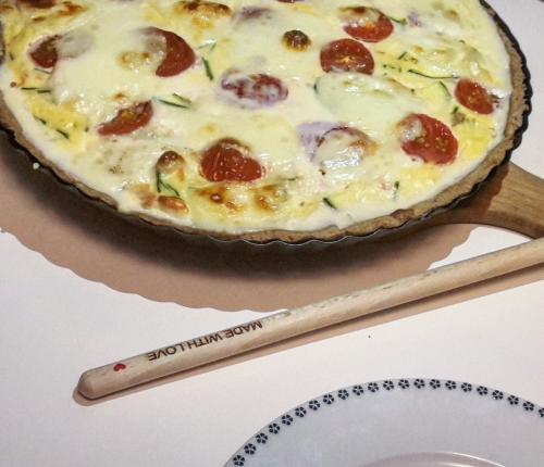 Celozrnný quiche s uzeným lososem Ingredience na korpus: 4 lžíce studené vody 100 g pohankové hladké mouky 15 minut 50 g žitné mouky 4 lžíce olivového oleje lžička oregana 35 minut Ingredience na