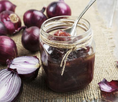 Cibulové chutney s tymiánem 6 červených cibulí 1 šalotka 2 lžičky řepkového oleje 5 minut 80 ml balzamikového octa 50 ml vinného octa 4 lžíce medu 25 minut sůl pepř 1 lžička tymiánu 1.