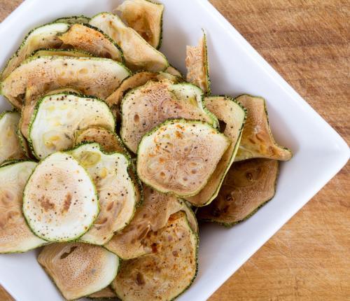 Cuketové chipsy 400 g cukety 3 lžíce olivového oleje 1 stroužek česneku 1 lžička rozmarýnu 5 minut 1 lžička bazalky špetka soli 20 minut 1.