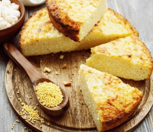 Cuketový jáhelník 200 g jáhel 1 větší cuketa 4 vejce 50 g syrovátkového proteinu 10 minut 40 g pohankové mouky 1 balení kypřícího prášku do pečiva pár kapek stévie 50 minut 1.