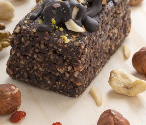 Čokoládová proteinová tyčinka 100 g ovesných vloček 50 g syrovátkového čokoládového proteinu 2 lžíce holandského kakaa 20 minut 100 g vypeckovaných datlí (namočené předtím alespoň 2 hodiny ve vodě)
