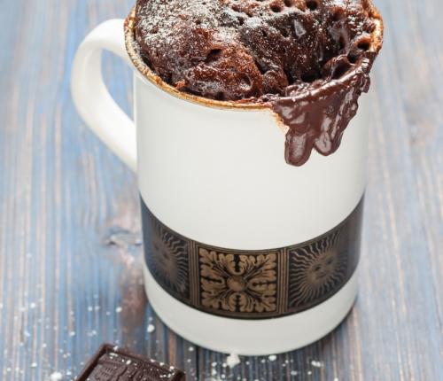 Čokoládový mugcake 30 g syrovátkového proteinu 1 bílek 50 ml mandlového mléka 5 minut 1 lžíce kakaa 1/4 lžičky prášku do pečiva pár kapek stévie špetka skořice 2 minut 1.