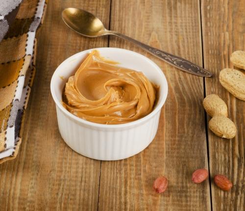 Dip z arašídového másla 100 g arašídového másla 200 g nízkotučného bílého jogurtu 1 lžička medu 5 minut 1.