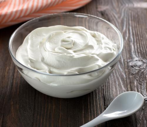 Domácí lučina základní recept 200 ml sojové smetany 500 g selského jogurtu (3.5 % tuku) 10 minut 1. Vezmeme si větší mísu. Do níže vložíme síto. 0 minut 2.