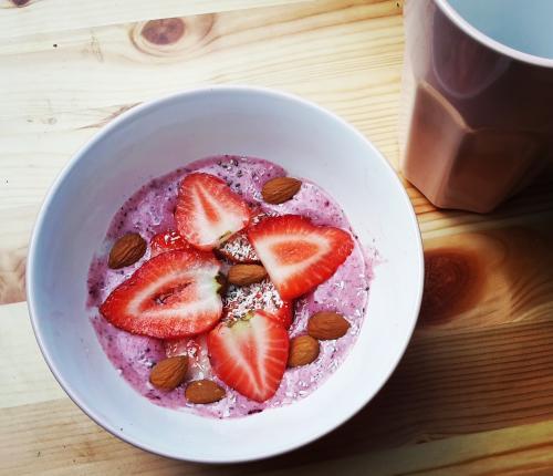 Domácí proteinová zmrzlina bez šlehačky a cukru 5 minut 2 banány (240 g) 100 g jahod a borůvek 15 g proteinu 1 lžíce chia semínek 0 minut 150 ml kokosového mléka 1.