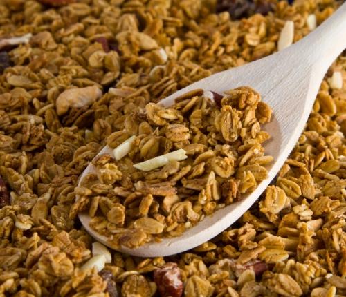 Granola s pohankou 100 g pohanky lámanky 170 g ovesných vloček 20 g chia semínek 60 g vlašských ořechů (nasekaných na jemno) 15 minut 3 lžíce medu 1 lžička raw kakaa 40 g kokosového oleje špetka soli