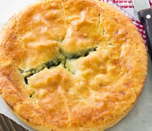 Jablečný koláč z kuskusu 190 g celozrnného kuskusu 300 ml sójového vanilkového mléka (lze nahradit jiným) 3 vejce 15 minut 250 g nízkotučného tvarohu 50 g kokosového oleje půl lžičky vanilkového