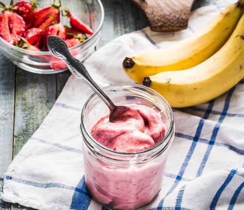 Jahodovobanánová zmrzlina 2 banány (240g) 10 středních jahod (130g) 5 minut 1. Banány nakrájíme na kolečka a společně s jahodami je necháme zmrznout v mrazáku, nejlépe přes noc. 0 minut 2.