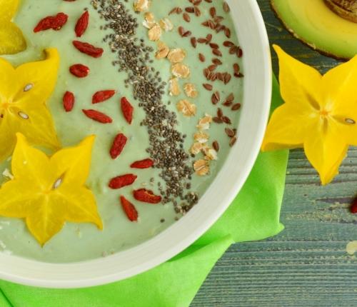 Kokosová matcha kaše s karambolou 50 g strouhaného kokosu 7 g matcha čaje 1 karambola 10 minut 20 g goji 100 ml kokosového mléka 50 g ovesných vloček 0 minut 1.