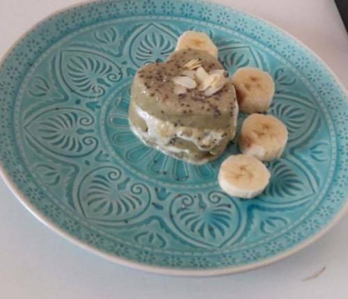 Proteinová srdíčka 30 g proteinového prášku 7 g matcha čaje 100 g kokosového jogurtu 1 lžíce kokosového oleje (rozpuštěného) 5 minut 1 banán 1 lžíce chia semínek 50 ml kokosového mléka 2 lžíce