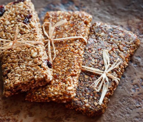 Proteinové tyčinky 200 g jemně mletých ovesných vloček 120 g proteinu libovolné příchuti 100 g jablečného pyré bez cukru 2 lžičky prášku do pečiva 5 minut 2 lžíce sypké stévie 1 lžička vanilkového