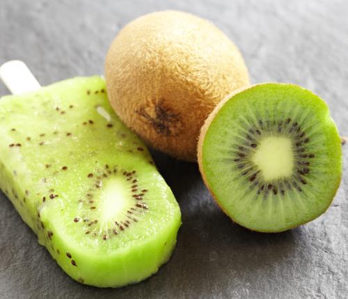 Přírodní kiwi nanuk 3 čerstvá kiwi (200g) 1. Jedno kiwi nakrájíme na malé kostičky a dáme na dno formičky. Zbylé kiwi rozmixujeme a přidáme do formičky.