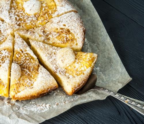 Ananasový koláč 2 vejce 120 g celozrnné špaldové mouky 2 lžíce medu 50 g rozpuštěného kokosového oleje 15 minut 120 ml mléka 1 lžička prášku do pečiva 1 lžička pečící sody půl lžičky vanilkového