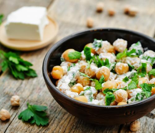 Rychlý cizrnový salát 2 plechovky cizrny 100 g feta sýru 1 šalotka 10 minut 300 g ricotty hrst čerstvé petrželky 1 lžíce lahůdkového droždí 0 minut sůl pepř 1. Cizrnu slijeme a dáme do mísy. 2. Feta sýr si nastrouháme společně s šalotkou na jemno.