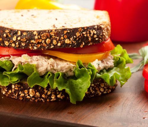 Rychlý tuňákový sendvič 1 malá konzerva tuňáka v rajčatové omáčce (80g) 2 plátky celozrnného toastového chleba 2 listy salátu 5 minut 1 rajče nakrájené na plátky 0 minut 1.