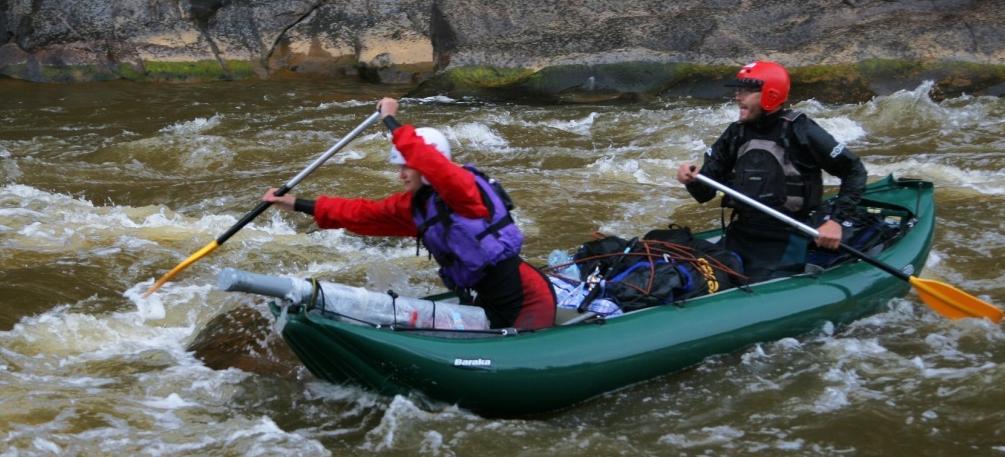 VZPOMÍNKA NA ROMANA MACHA Romanova tříčlenná posádka po Vltavě třikrát. Dvakrát dojeli do Prahy, na potřetí dali i Mělník. Co Roman miloval na všech malých i velkých výpravách, byly přípravy.