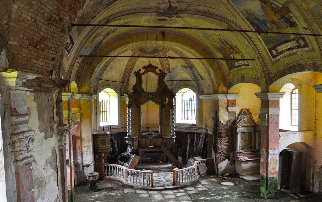Kostel sv. Jana Křtitele v Srbech Barokní kostel byl postaven v letech 1744-1765 na místě barokní kaple z roku 1744. Je situován na jižním břehu v údolní nivě řeky Radbuzy.